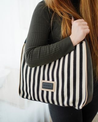 Stylová kabelka Tom Tailor v moderním pruhovaném designu. Kombinuje textilní materiál s elegantními koženkovými detaily....