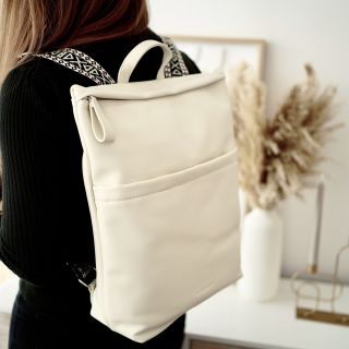 Elegantní krémový batůžek z odolné syntetické kůže nabízí pohodlné nošení díky širokým, nastavitelným popruhům. Prostorný...