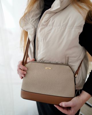Elegantní béžovo-hnědá kabelka s minimalistickým designem a rafinovanými detaily. Perfektní doplněk pro každodenní nošení...