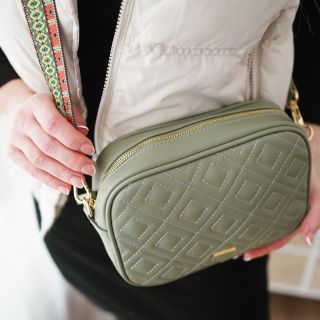 Crossbody kabelka Rieker - Mulbery Stylová crossbody kabelka s prošívaným vzorem v elegantní černé a svěží zelené barvě....